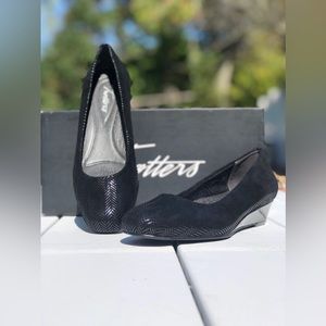 NWB Trotters Lauren black wedge heels Sz 6.5